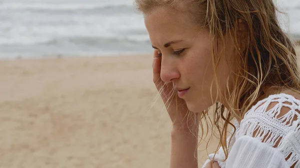 Sexy Meisje Poseert Voor Camera Gelukkig Meisje Zomervakantie Aan Het — Stockfoto