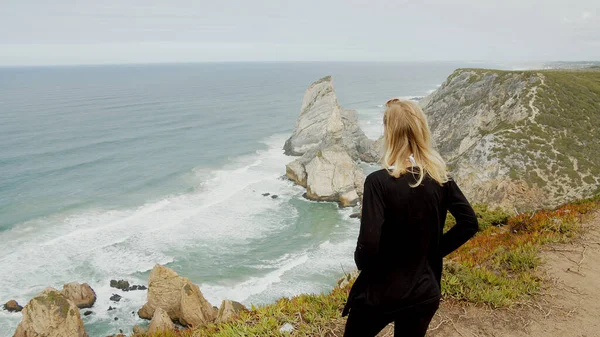 Ung Kvinna Njuter Utsikten Över Havet Cabo Roca Portugal Fotografi — Stockfoto