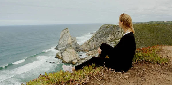 Jonge Vrouw Geniet Van Het Uitzicht Oceaan Bij Cabo Roca — Stockfoto
