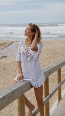 Okyanusta kumlu bir sahilde rahatlatıcı bir gün. Seyahat fotoğrafçılığı.