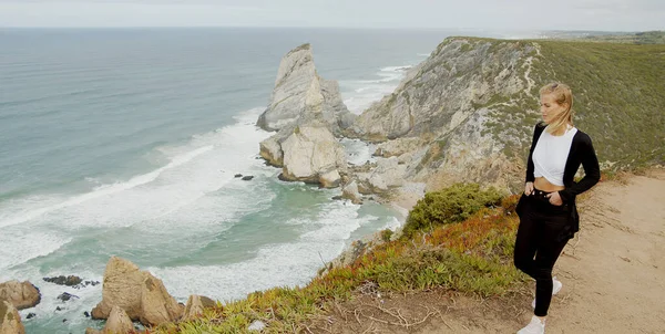 Jovem Desfruta Vista Sobre Oceano Cabo Roca Portugal Fotografia Viagem — Fotografia de Stock