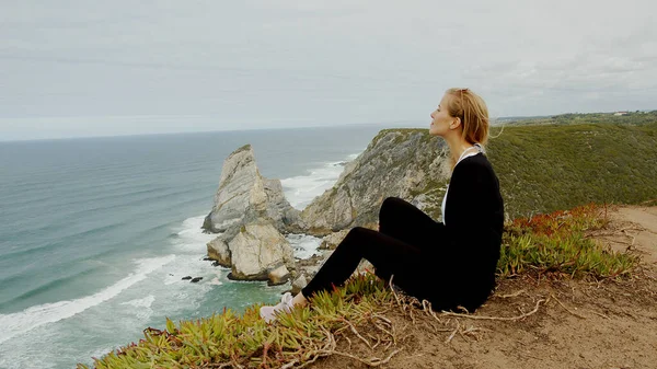 Piękna Kobieta Relaksuje Się Cabo Roca Portugalii Sintra Natural Park — Zdjęcie stockowe