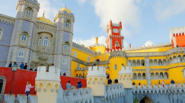 Sintra 'daki Pena Ulusal Sarayı' nın renkli binaları - seyahat fotoğrafçılığı