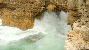 Portekiz 'de Boca do Inferno' da vahşi okyanus dalgaları - seyahat fotoğrafçılığı