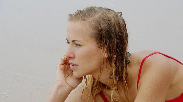 Sexy Vrouw Bikini Ontspant Een Zandstrand Aan Oceaan Reizen Fotografie — Stockfoto