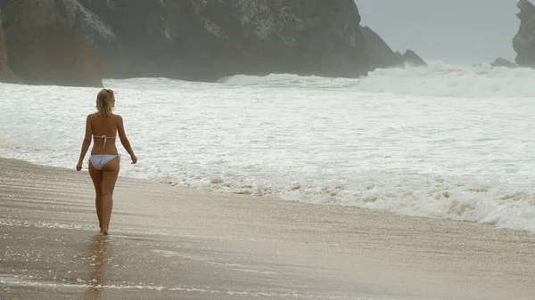 Promenade Long Une Plage Sable Fin Océan Jeune Femme Vacances — Photo