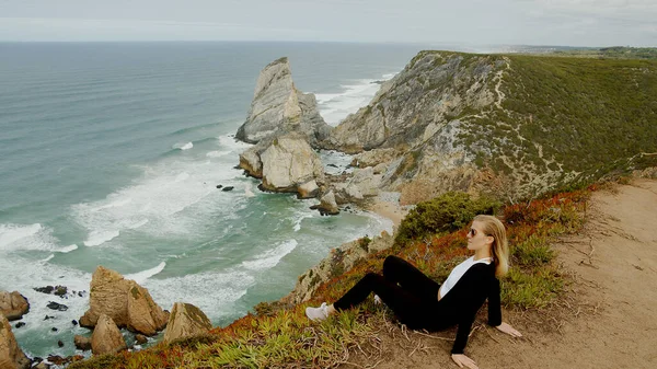 Beautiful Woman Relaxes Cabo Roca Portugal Sintra Natural Park Travel — Stock Photo, Image