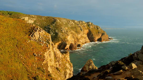 Skalnaté Pobřeží Mysu Roca Portugalsku Atlantského Oceánu Cestovní Fotografie — Stock fotografie