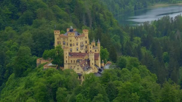 Διάσημο κάστρο Hohenschwangau στη Βαυαρία της Γερμανίας - το ψηλό κάστρο — Αρχείο Βίντεο