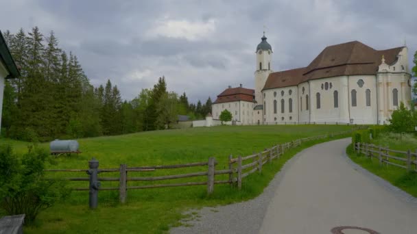 Wies kyrka kallad Wieskirche i Steingaden, Bayern, Tyskland — Stockvideo