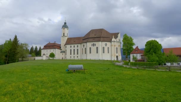 Wies kyrka kallad Wieskirche i Steingaden, Bayern, Tyskland — Stockvideo