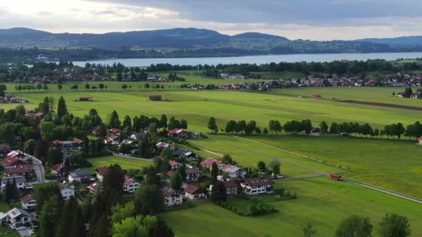 Wspaniały bawarski krajobraz w Alpach Niemieckich - rejon Allgau — Wideo stockowe