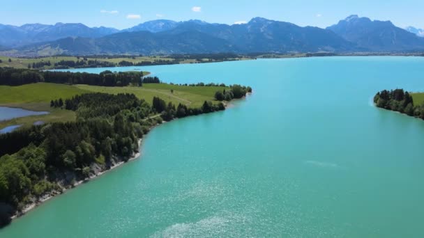 Widok z lotu ptaka na jezioro Forggensee w mieście Fuessen w Niemczech — Wideo stockowe