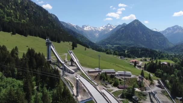 Världsberömda Ski Jump Arena i Oberstdorf Tyskland - OBERSTDORF, TYSKLAND - MAJ 25, 2020 — Stockvideo