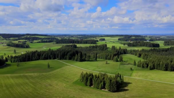 Typická krajina v Bavorsku v okrese Allgau v německých Alpách — Stock video