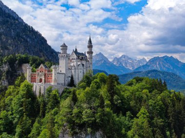 Bavyera Almanya 'daki ünlü Neuschwanstein Şatosu - hava görüntüleri