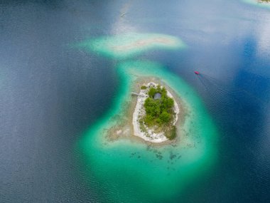 Bavyera 'daki muhteşem Eibsee Alman Alpleri' nde. Gökyüzü manzaralı.