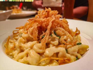 Ev yapımı Güney Alman makarnası, peynirli, soğanlı ve sarımsaklı - Alman spesiyali Kaesespaetzle