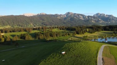 Alman Alplerindeki tipik Bavyera manzarası - Allgau bölgesi - hava manzarası