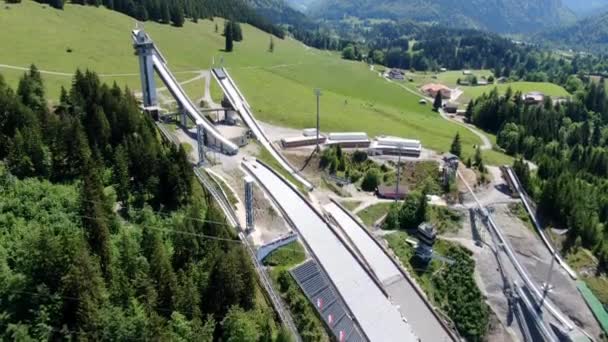 Världsberömda Ski Jump Arena i Oberstdorf Tyskland - OBERSTDORF, TYSKLAND - MAJ 25, 2020 — Stockvideo