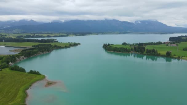 Letecký pohled na jezero Forggensee ve městě Fuessen v Německu — Stock video