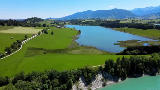 Widok z lotu ptaka na jezioro Forggensee w mieście Fuessen w Niemczech — Wideo stockowe