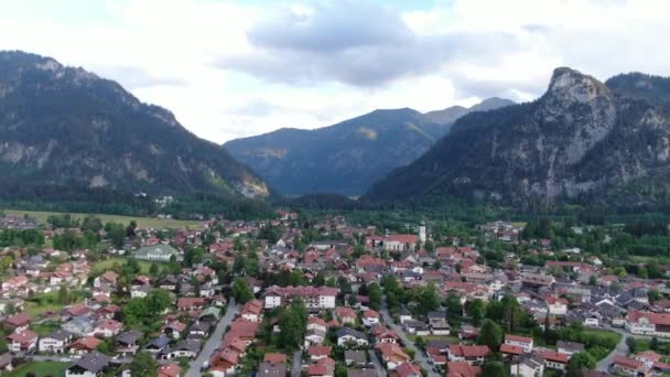 Uitzicht vanuit de lucht over Oberammergau in Beieren Duitsland — Stockvideo