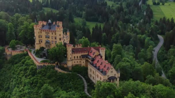 Beroemd kasteel Hohenschwangau in Beieren Duitsland - het hoge kasteel — Stockvideo