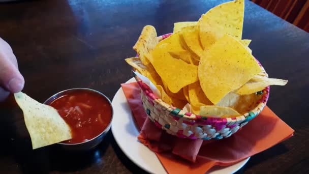 En skål mexikanska majschips med salsa — Stockvideo