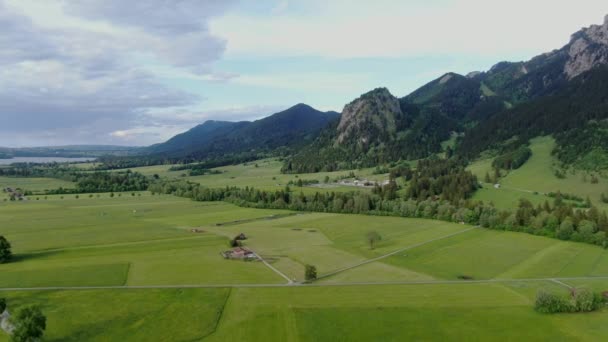 Maravilloso paisaje bávaro en los Alpes alemanes - Allgau — Vídeo de stock