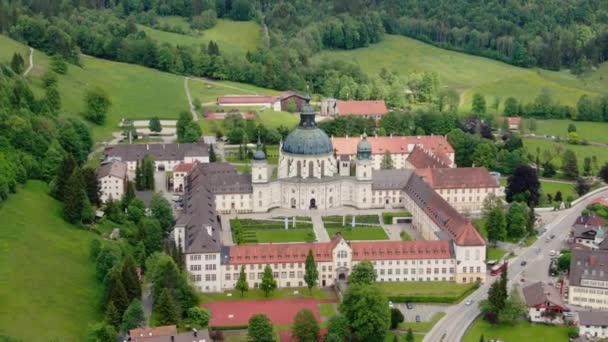 Luchtfoto over de Ettalabdij in Beieren Duitsland — Stockvideo