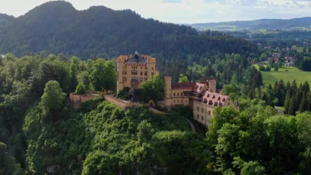 Διάσημο κάστρο Hohenschwangau στη Βαυαρία της Γερμανίας - το ψηλό κάστρο — Αρχείο Βίντεο