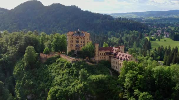 Berühmtes Schloss Hohenschwangau in Bayern Deutschland - das Hohe Schloss