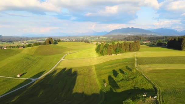 Paisagem típica da Baviera nos Alpes Alemães - distrito de Allgau — Vídeo de Stock