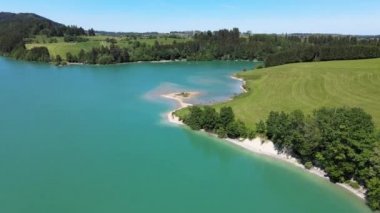Bavyera Almanya 'sında Fuessen şehrinde Forggensee Gölü üzerindeki hava manzarası