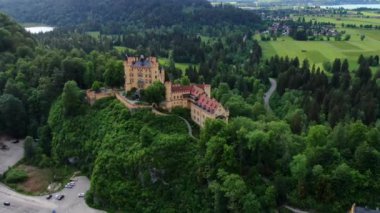 Bavyera 'daki ünlü Hohenschwangau Kalesi, Yüksek Şato - hava görüntüleri