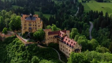 Bavyera 'daki ünlü Hohenschwangau Kalesi, Yüksek Şato - hava görüntüleri