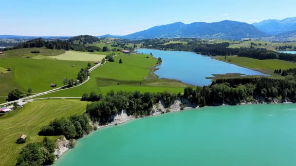 Vista Aérea Sobre Lago Forggensee Ciudad Fuessen Baviera Alemania — Vídeos de Stock