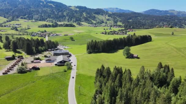 德国阿尔卑斯山区典型的巴伐利亚景观 阿尔高地区 空中景观 — 图库视频影像