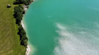Bavyera Almanya 'sında Fuessen şehrinde Forggensee Gölü üzerindeki hava manzarası