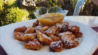 Kaiserschmarrn - Avusturya ya da Bavyera 'dan ünlü geleneksel tatlı - tatlı krep