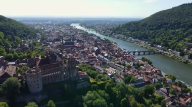 Heidelberg Kalesi ve Neckar Nehri ile ünlü Heidelberg şehri üzerinde hava manzarası