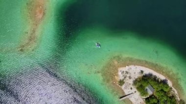 Bavyera 'daki muhteşem Eibsee Alman Alpleri' nde. Gökyüzü manzaralı.