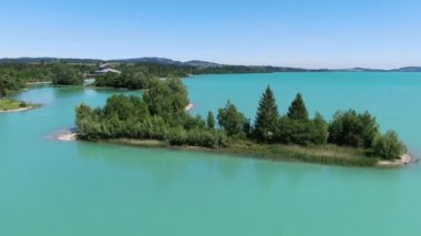 Bavyera Almanya 'sında Fuessen şehrinde Forggensee Gölü üzerindeki hava manzarası