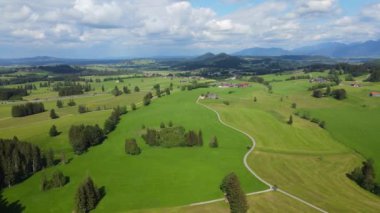 Alman Alpleri 'nin Allgau bölgesindeki Bavyera' da tipik manzara - hava manzarası