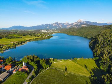 Bavyera 'daki Weissensee Gölü - Allgau bölgesindeki güzel küçük göl - insansız hava aracı görüntüleri