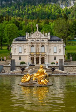 Bavyera Almanya 'daki Linderhof Kalesi' nin güzel bahçeleri - LINDERHOF, GERMANY - 27 Mayıs 2020. Yüksek kalite fotoğraf