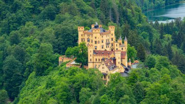 Bavyera 'daki ünlü Hohenschwangau Kalesi, Yüksek Şato - Hava Fotoğrafçılığı