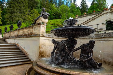 Bavyera Almanya 'daki Linderhof Kalesi' nin güzel bahçeleri - LINDERHOF, GERMANY - 27 Mayıs 2020. Yüksek kalite fotoğraf
