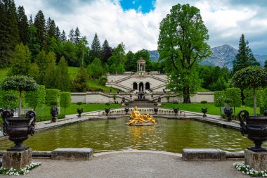 Bavyera Almanya 'daki Linderhof Kalesi' nin güzel bahçeleri - LINDERHOF, GERMANY - 27 Mayıs 2020. Yüksek kalite fotoğraf